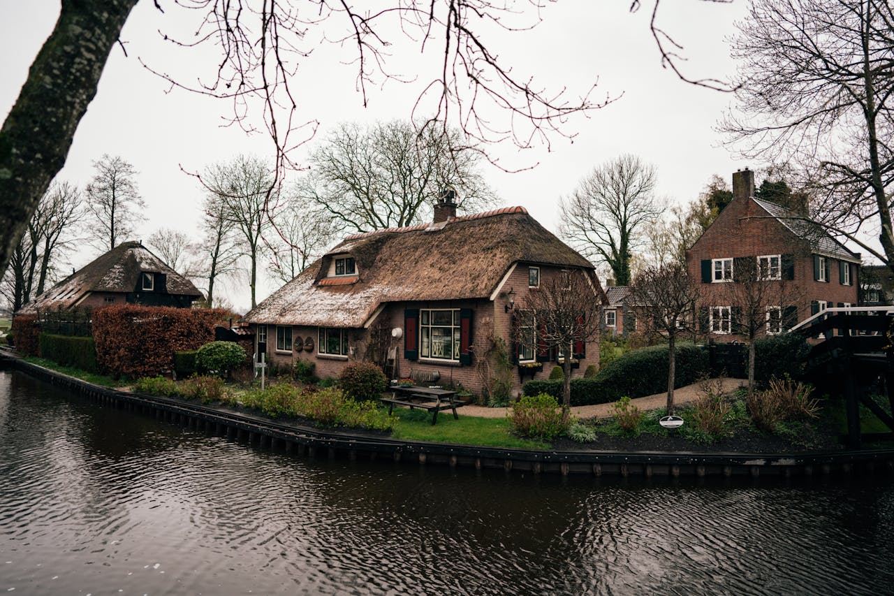 Giethoorn bootje varen: zo haal je het meeste uit je vaartocht